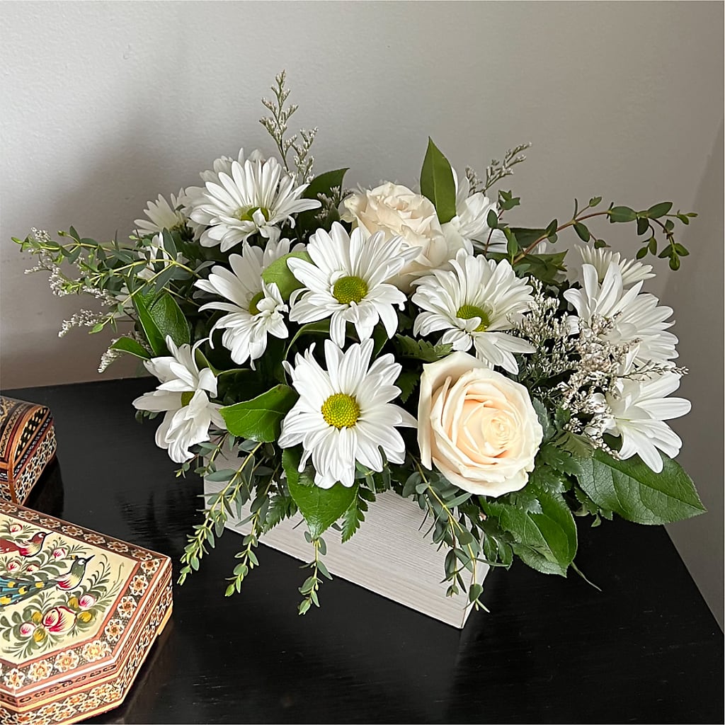 Fresh Linen Box Bouquet – Charlynda Fleuriste, Sherbrooke PQ