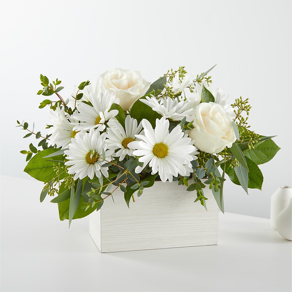 Fresh Linen Box Bouquet – Charlynda Fleuriste, Sherbrooke PQ