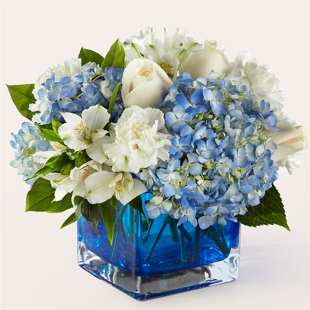 Soothing Waters Bouquet – Charlynda Fleuriste, Sherbrooke PQ