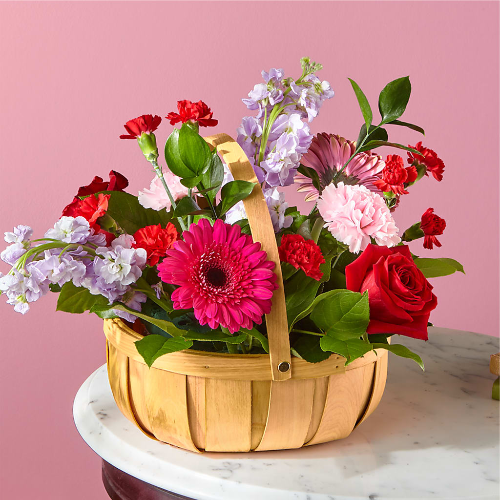 Pink Picnic Basket – Charlynda Fleuriste, Sherbrooke PQ