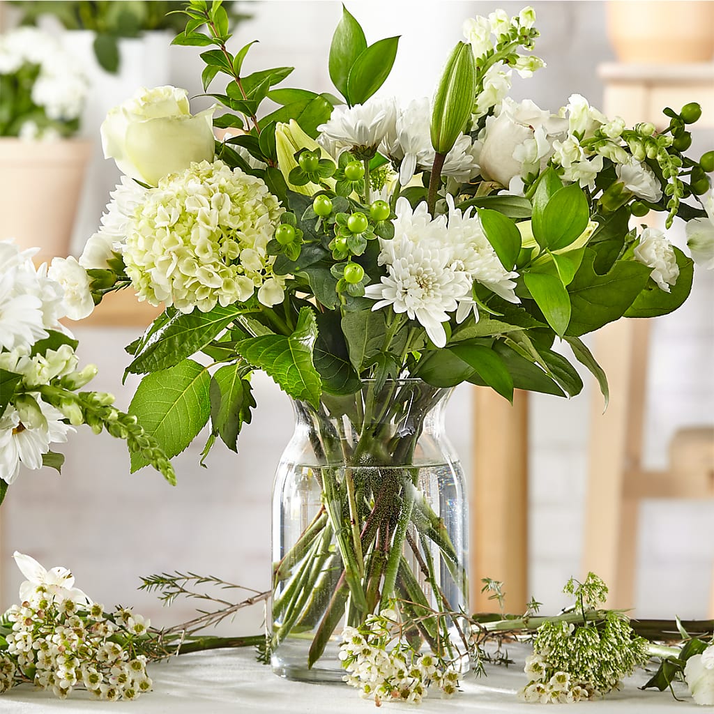 Classic Ivory – A Florist Original – Charlynda Fleuriste, Sherbrooke PQ