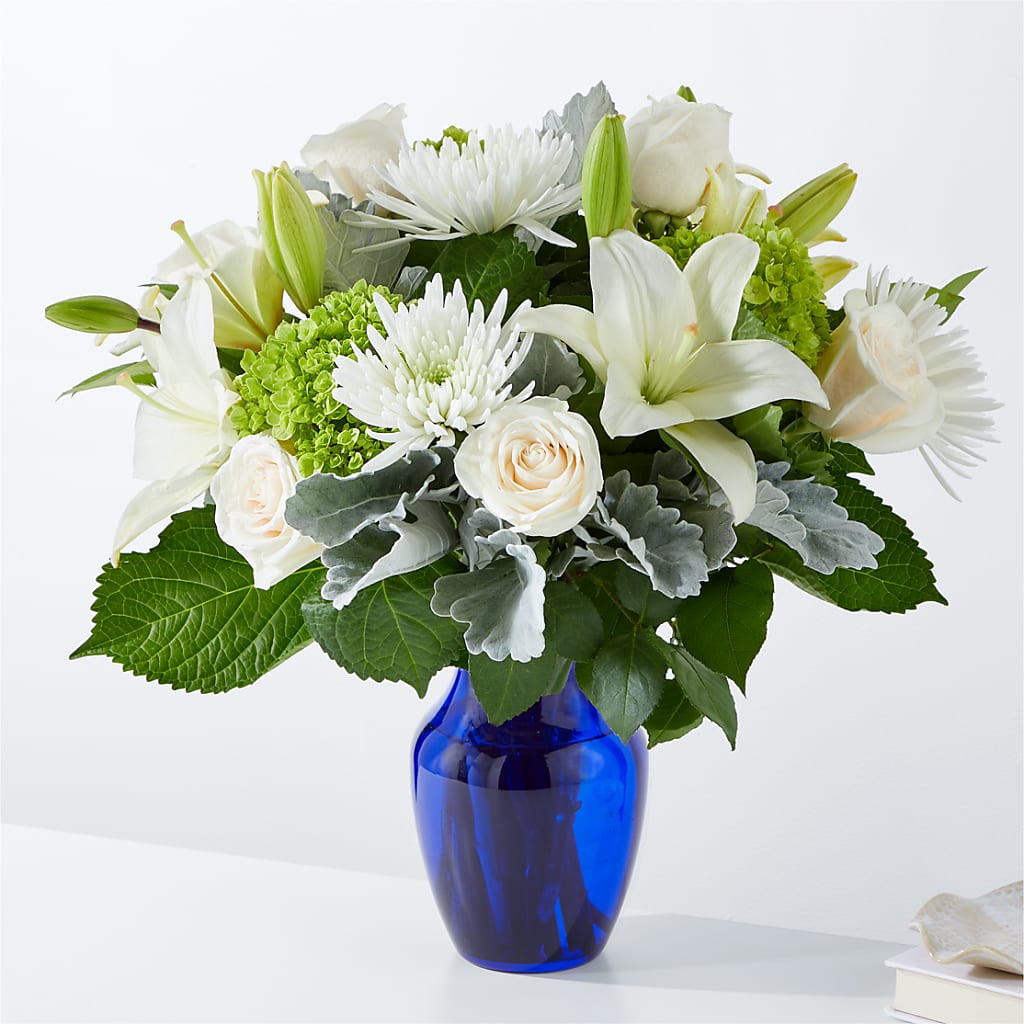 Snowy Dreams Bouquet – Charlynda Fleuriste, Sherbrooke PQ