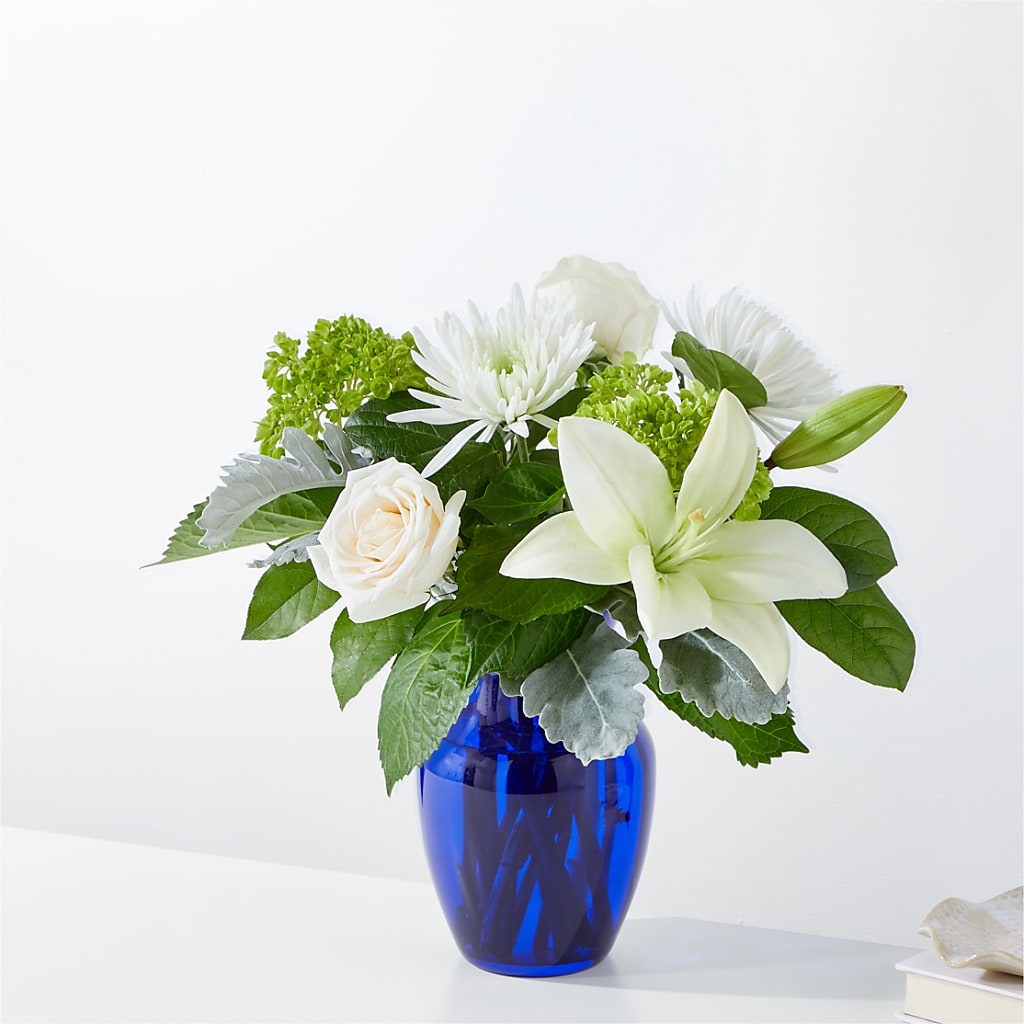 Snowy Dreams Bouquet – Charlynda Fleuriste, Sherbrooke PQ