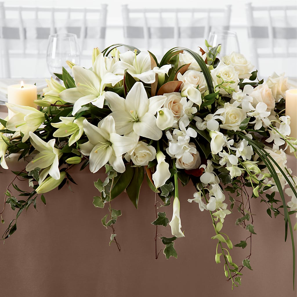 White Linen Arrangement – Charlynda Fleuriste, Sherbrooke PQ