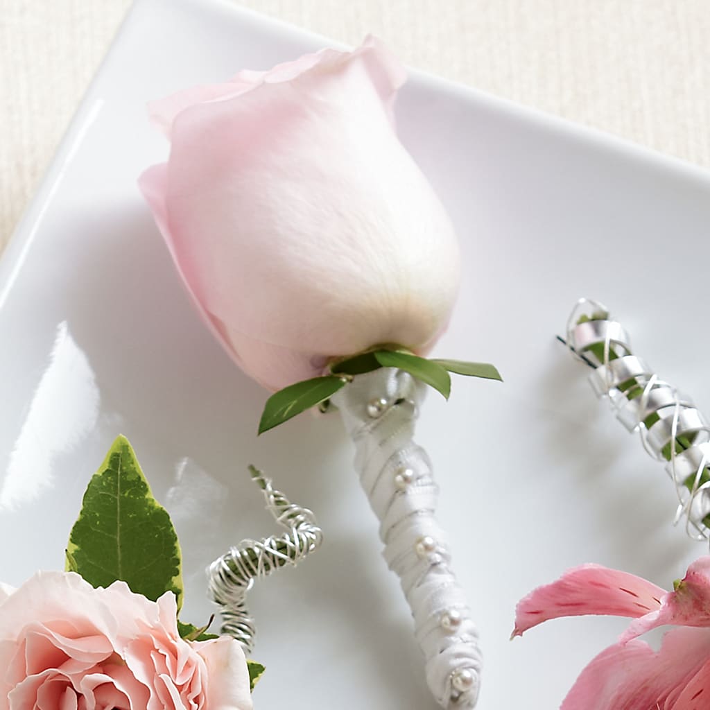 Pink Rose Boutonniere – Charlynda Fleuriste, Sherbrooke PQ