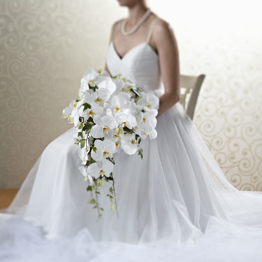 Classic White Bouquet – Charlynda Fleuriste, Sherbrooke PQ