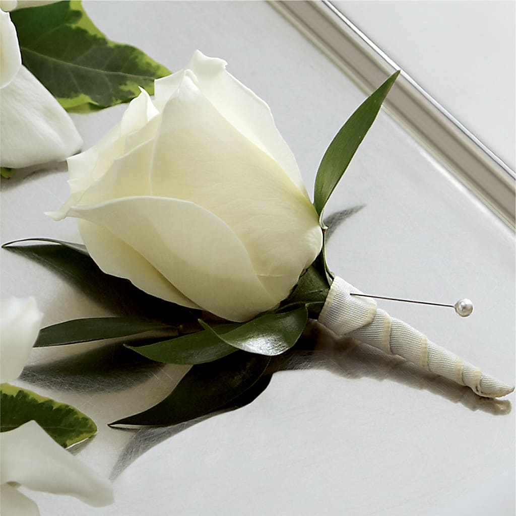 White Rose Boutonniere – Charlynda Fleuriste, Sherbrooke PQ