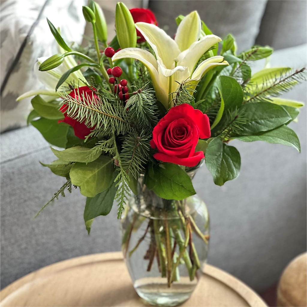 Sparkling Snowflakes Bouquet –  Charlynda Fleuriste, Sherbrooke PQ