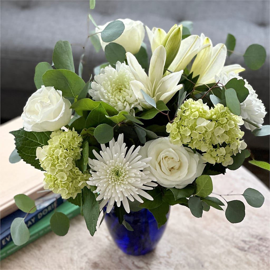 Snowy Dreams Bouquet –  Charlynda Fleuriste, Sherbrooke PQ